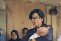 Keajaiban, Bayi Fatan Selamat dari amukan Banjir Bandang di agam. Ditemukan tersangkut di Pohon dengan sebagian badan tertutup lumpur