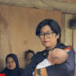 Keajaiban, Bayi Fatan Selamat dari amukan Banjir Bandang di agam. Ditemukan tersangkut di Pohon dengan sebagian badan tertutup lumpur