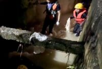 Tim SAR Upayakan pencarian terhadap Bocah yang diduga hanyut di Drainase.