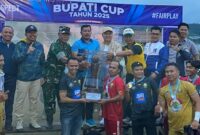 Penyerahan Piala Bupati Cup kepada Binhar FC