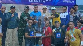 Penyerahan Piala Bupati Cup kepada Binhar FC