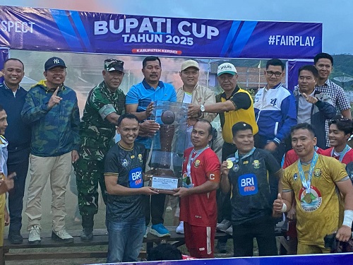 Penyerahan Piala Bupati Cup kepada Binhar FC