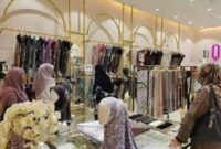 Tampak salah satu toko busana Muslim yang ramai pengunjung