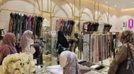 Tampak salah satu toko busana Muslim yang ramai pengunjung