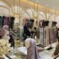 Tampak salah satu toko busana Muslim yang ramai pengunjung