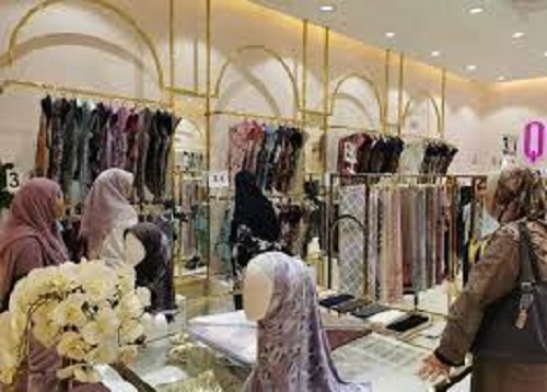 Tampak salah satu toko busana Muslim yang ramai pengunjung