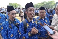 Cacang Hidayat (55) usai pelantikan Pegawai Pemerintah dengan Perjanjian Kerja (PPPK) Paruh Waktu Kabupaten Lebak, di Stadion Ona, Rangkasbitung, Senin (22/12/2025).