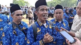 Cacang Hidayat (55) usai pelantikan Pegawai Pemerintah dengan Perjanjian Kerja (PPPK) Paruh Waktu Kabupaten Lebak, di Stadion Ona, Rangkasbitung, Senin (22/12/2025).