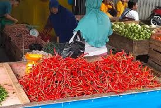 Harga Cabai di Pasar Tanjabtim terus merangkak naik, kini tembus Rp 100 ribu perkilogram.