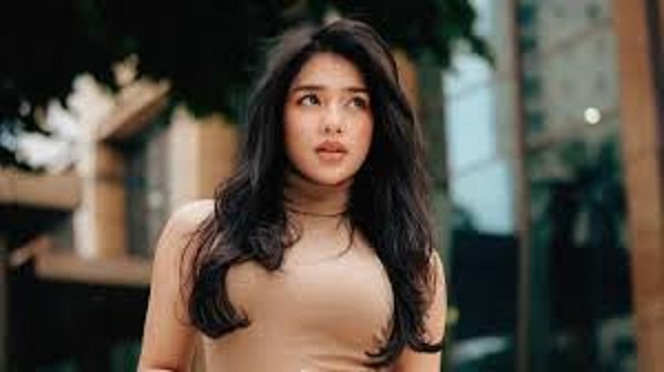 Isu Perselingkuhan menerpa artis Davina Karamoy.