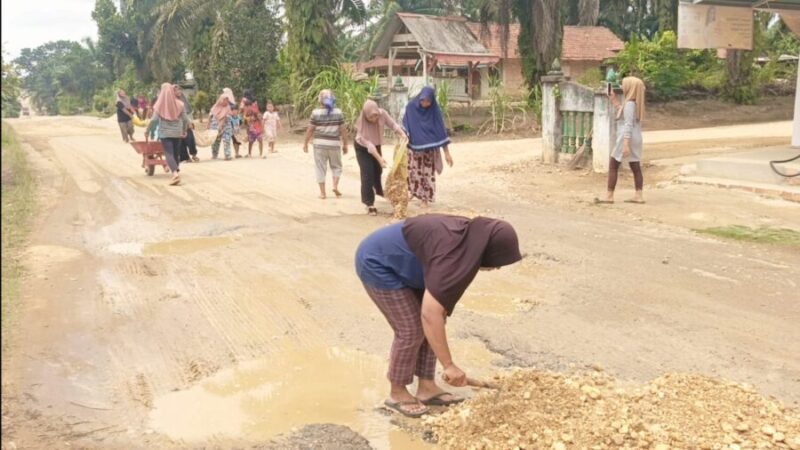Emak-emak di Merangin turun ke jalan timbun jalan rusak.