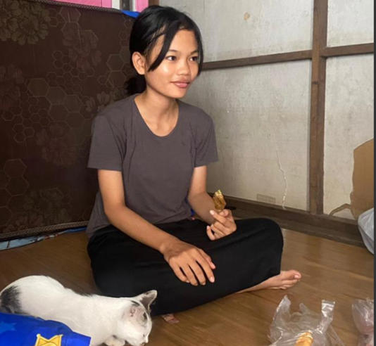 Fitri, Gadis kecil di Banjar bertahan hidup sendirian. Bersyukur adanya Program MBG