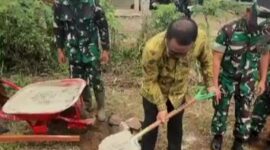 Walikota Sungai Penuh, Alfin saat meletakkan batu pertama pembangunan Gerai Kopdes Merah Putih Desa Aur Duri