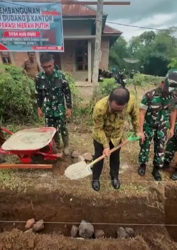 Walikota Sungai Penuh, Alfin saat meletakkan batu pertama pembangunan Gerai Kopdes Merah Putih Desa Aur Duri