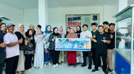 Ketua Komisi II DPRD Tanjung Jabung Barat, Syufrayogi Syaiful, menyerahkan 25 gerobak kepada pelaku Usaha Mikro, Kecil, dan Menengah (UMKM). di Tanjabbar