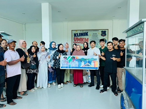 Ketua Komisi II DPRD Tanjung Jabung Barat, Syufrayogi Syaiful, menyerahkan 25 gerobak kepada pelaku Usaha Mikro, Kecil, dan Menengah (UMKM). di Tanjabbar