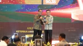 Gubernur Jambi, Al Haris, menerima Anugerah Keterbukaan Informasi Publik 2025 dari Komisi Informasi Pusat (KIP) pada Senin (15/12/25) di Hotel Bidakara, Jakarta.