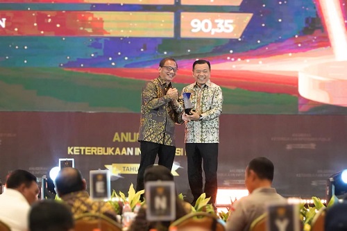 Gubernur Jambi, Al Haris, menerima Anugerah Keterbukaan Informasi Publik 2025 dari Komisi Informasi Pusat (KIP) pada Senin (15/12/25) di Hotel Bidakara, Jakarta.