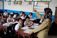 Foto : Guru saat mengajar di sekolah
