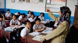 Foto : Guru saat mengajar di sekolah