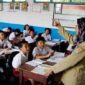 Foto : Guru saat mengajar di sekolah