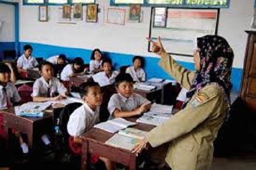 Foto : Guru saat mengajar di sekolah