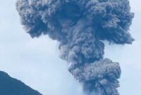 Terlihat semburan asap dan abu vulkanik dari Gunung Marapi