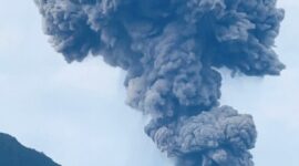 Terlihat semburan asap dan abu vulkanik dari Gunung Marapi