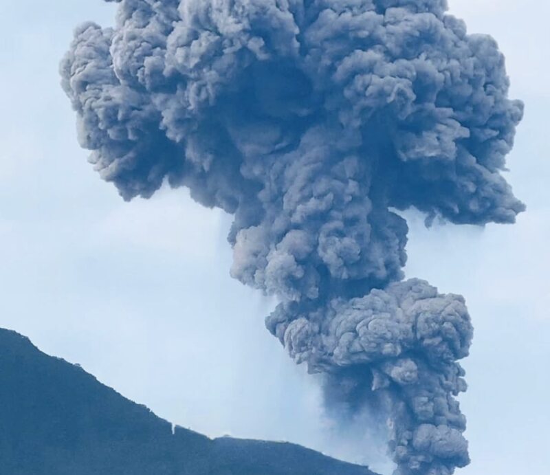 Terlihat semburan asap dan abu vulkanik dari Gunung Marapi