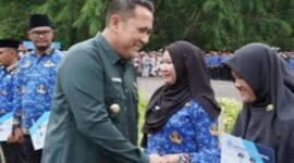 Bupati M Syukur saat menyerahkan SK PPPK Kabupaten Merangin