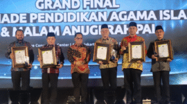 Gubernur Jambi saat menerima penghargaan empat besar di Anugerah tanda Cinta PAI Award