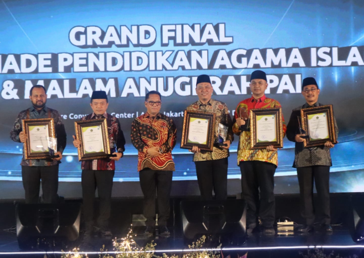 Gubernur Jambi saat menerima penghargaan empat besar di Anugerah tanda Cinta PAI Award