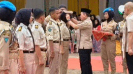 Gubernur Jambi, H Alharis saat melantik siswa SMKN Titian teras Bungo