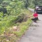Salah seorang warga menunjuk lokasi mobil masda yang terjun ke jurang batas Kerinci-merangin