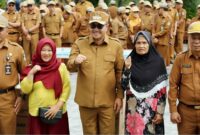 Walikota Sungai Penuh, Alfin didampingi Sekda Sungai Penuh, Alpian saat menyerahkan bantuan kursi roda ke warga.