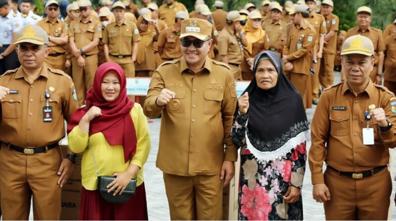 Walikota Sungai Penuh, Alfin didampingi Sekda Sungai Penuh, Alpian saat menyerahkan bantuan kursi roda ke warga.