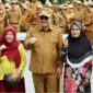 Walikota Sungai Penuh, Alfin didampingi Sekda Sungai Penuh, Alpian saat menyerahkan bantuan kursi roda ke warga.