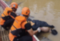 Prosesi evakuasi korban kedua kecelakaan mobil masuk jurang di jalan Kerinci-Merangin