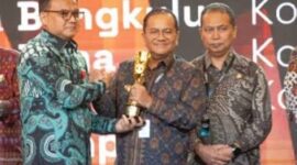 Walikota Jambi Saat menerima Penghargaan Innovative Government Award (IGA) 2025.
