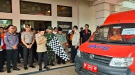 Gubernur Jambi, H Alharis saat melepas bantuan bagi korban bencana di Sumatera.