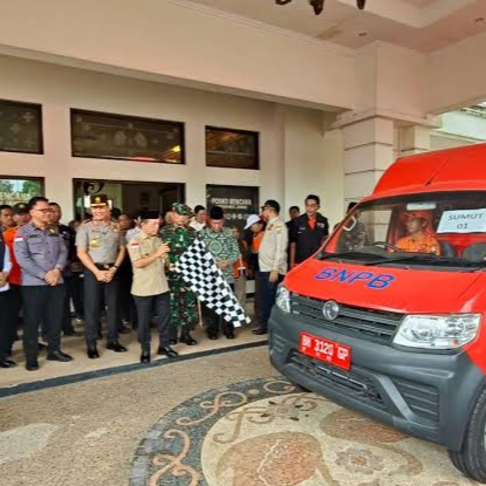 Gubernur Jambi, H Alharis saat melepas bantuan bagi korban bencana di Sumatera.