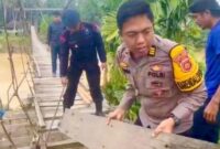 Prosesi perbaikan jembatan yang dilaksanakan Polres Sarolangun dan Brimobda Jambi saat memperbaiki jembatan
