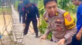 Prosesi perbaikan jembatan yang dilaksanakan Polres Sarolangun dan Brimobda Jambi saat memperbaiki jembatan
