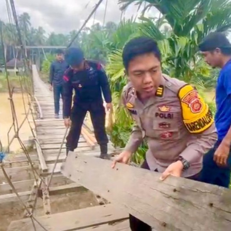 Prosesi perbaikan jembatan yang dilaksanakan Polres Sarolangun dan Brimobda Jambi saat memperbaiki jembatan