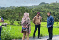 Kadis PUPR Kerinci, Maya Novefry saat mendampingi Bupati Kerinci, Monadi meninjau pelaksanaan Pembangunan jalan di Kerinci.