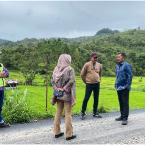 Kadis PUPR Kerinci, Maya Novefry saat mendampingi Bupati Kerinci, Monadi meninjau pelaksanaan Pembangunan jalan di Kerinci.