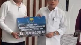 Gubernur Jambi, Alharis serahkan langsung bantuan Pemprov Jambi ke Aceh.