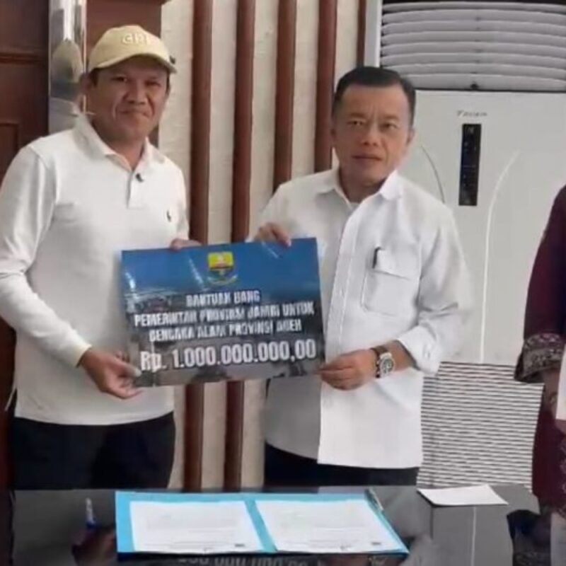 Gubernur Jambi, Alharis serahkan langsung bantuan Pemprov Jambi ke Aceh.