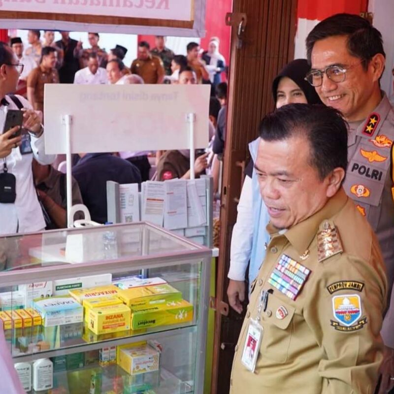 Gubernur Jambi, Alharis saat meninjau salah satu gerai KDMP di Jambi