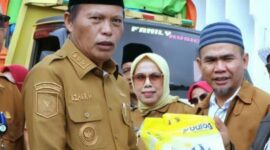 Wawako serahkan bantuan bagi korban bencana Sumbar.